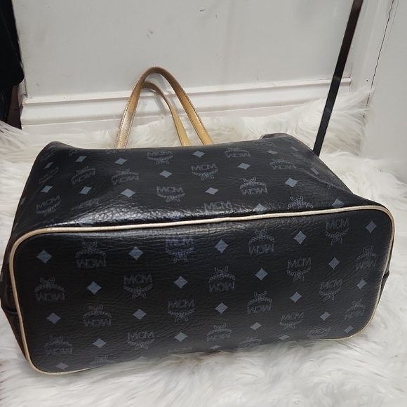 🔹️MCM 🔹️Black Princess Lion Tote Bag With Mcm Tassle Bag Charm - Picture 8 of 14